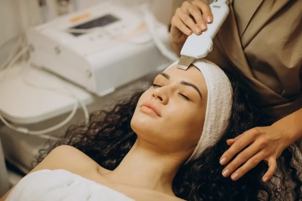 woman-cosmetologist-making-beauty-procedures_1303-26015